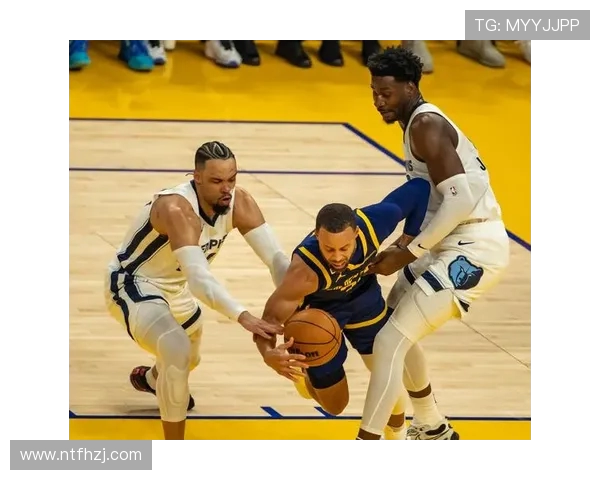 2015年11月勇士与灰熊激战回顾球场上的策略与精彩瞬间分析